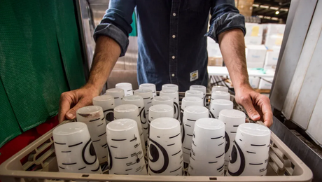 The working principle of a plastic cup thermoforming machine.png